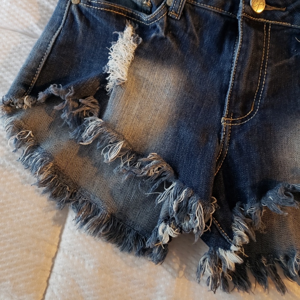 LIKE NEW JEAN SHORTS - Picture 2 of 5